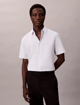Camisa de algodão elástico com botões e corte justo