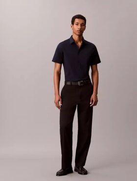 Camisa de algodão elástico com botões e corte justo