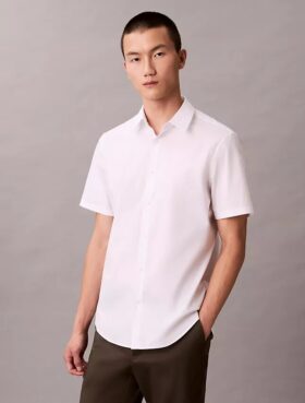 Camisa de algodão elástico com botões e corte justo