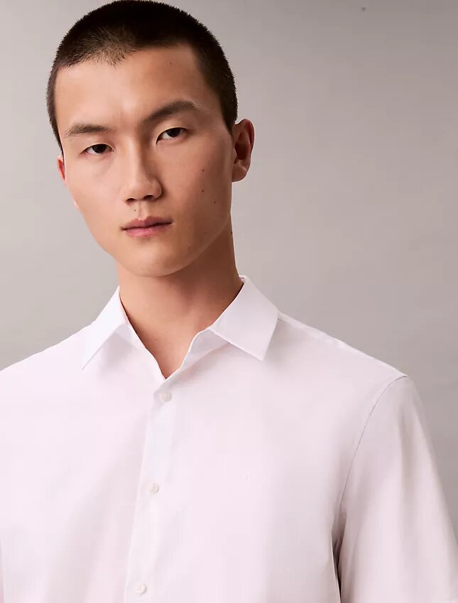 Camisa de algodão elástico com botões e corte justo Camisa de algodão elástico com botões e corte justo