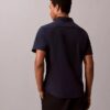 Camisa de algodão elástico com botões e corte justo