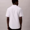 Camisa de algodão elástico com botões e corte justo