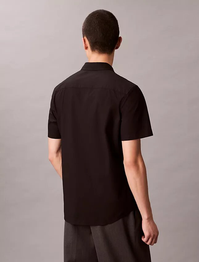 Camisa de algodão elástico com botões e corte justo Camisa de algodão elástico com botões e corte justo