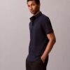Camisa de algodão elástico com botões e corte justo