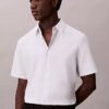 Camisa de algodão elástico com botões e corte justo