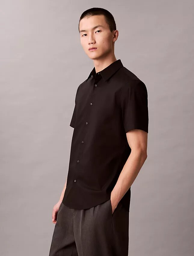 Camisa de algodão elástico com botões e corte justo Camisa de algodão elástico com botões e corte justo