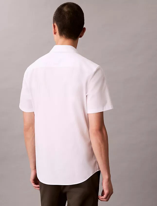 Camisa de algodão elástico com botões e corte justo Camisa de algodão elástico com botões e corte justo