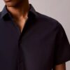 Camisa de algodão elástico com botões e corte justo