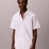 Camisa de algodão elástico com riscas finas e botões Camisa de algodão elástico com riscas finas e botões
