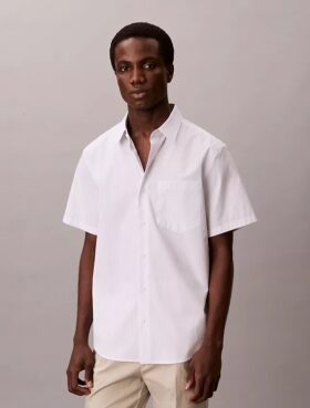 Camisa de algodão elástico com riscas finas e botões