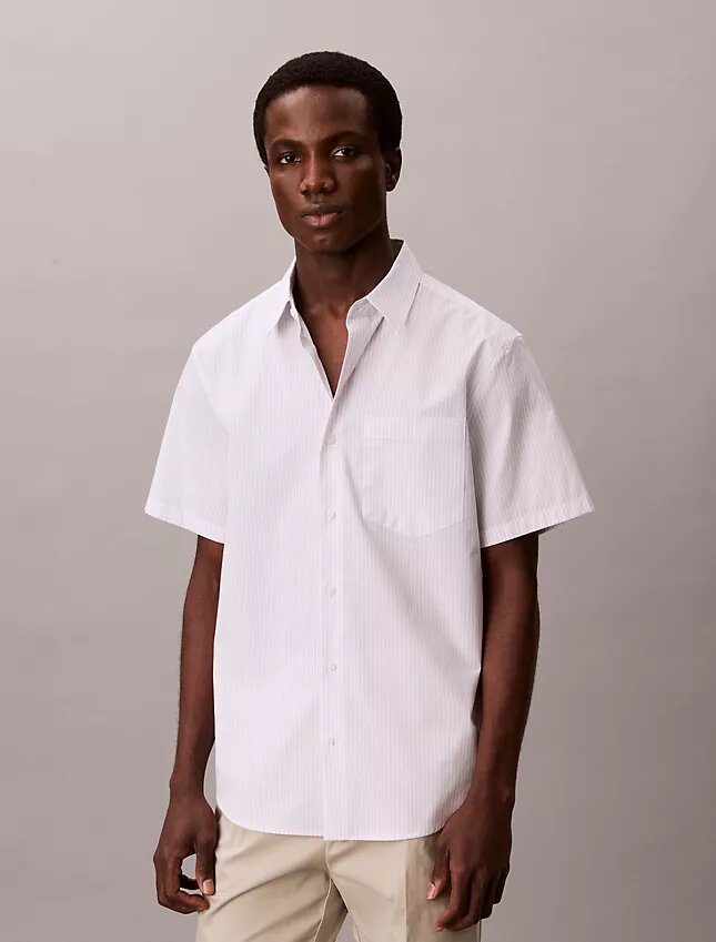 Camisa de algodão elástico com riscas finas e botões Camisa de algodão elástico com riscas finas e botões