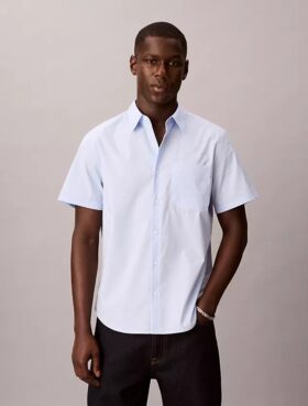 Camisa de algodão elástico com riscas finas e botões