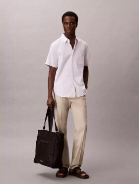 Camisa de algodão elástico com riscas finas e botões
