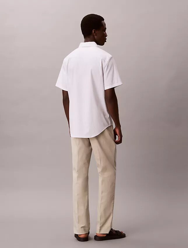 Camisa de algodão elástico com riscas finas e botões Camisa de algodão elástico com riscas finas e botões
