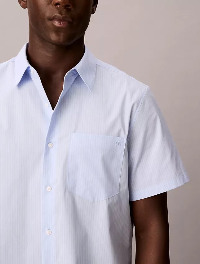 Camisa de algodão elástico com riscas finas e botões Camisa de algodão elástico com riscas finas e botões