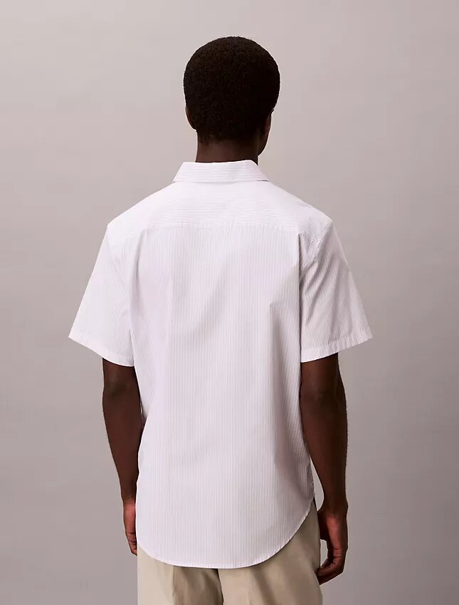 Camisa de algodão elástico com riscas finas e botões Camisa de algodão elástico com riscas finas e botões