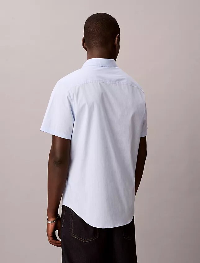 Camisa de algodão elástico com riscas finas e botões Camisa de algodão elástico com riscas finas e botões