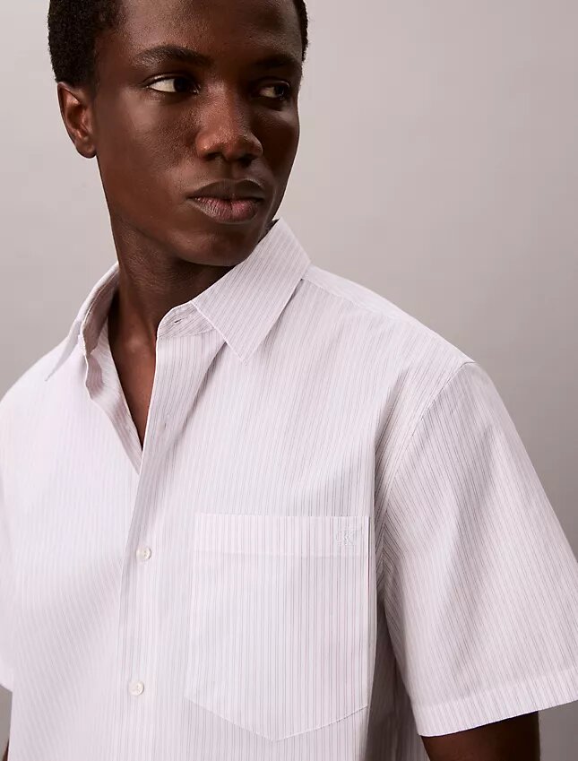 Camisa de algodão elástico com riscas finas e botões Camisa de algodão elástico com riscas finas e botões
