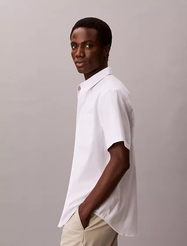 Camisa de algodão elástico com riscas finas e botões Camisa de algodão elástico com riscas finas e botões