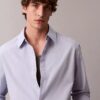 Camisa de algodão lisa com botões e corte descontraído
