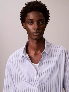 Camisa de algodão às riscas com botões e corte descontraído