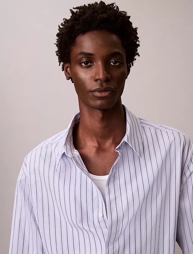 Camisa de algodão às riscas com botões e corte descontraído Camisa de algodão às riscas com botões e corte descontraído
