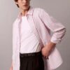 Camisa de algodão às riscas com botões e corte descontraído Camisa de algodão às riscas com botões e corte descontraído