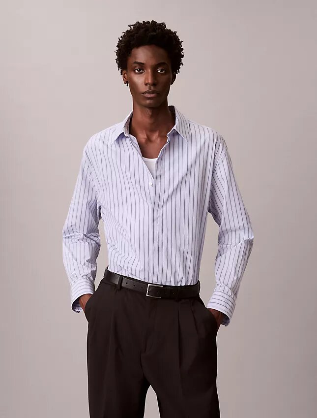 Camisa de algodão às riscas com botões e corte descontraído Camisa de algodão às riscas com botões e corte descontraído