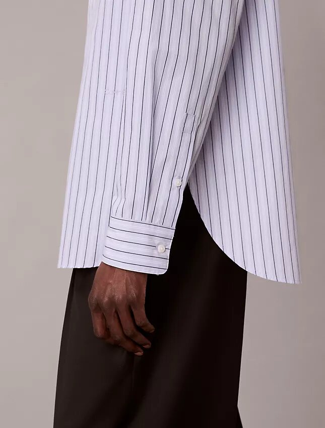 Camisa de algodão às riscas com botões e corte descontraído Camisa de algodão às riscas com botões e corte descontraído