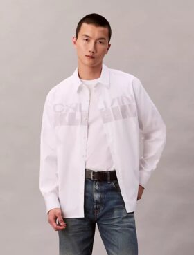 Camisa de botões com corte descontraído e logótipo gráfico em popeline