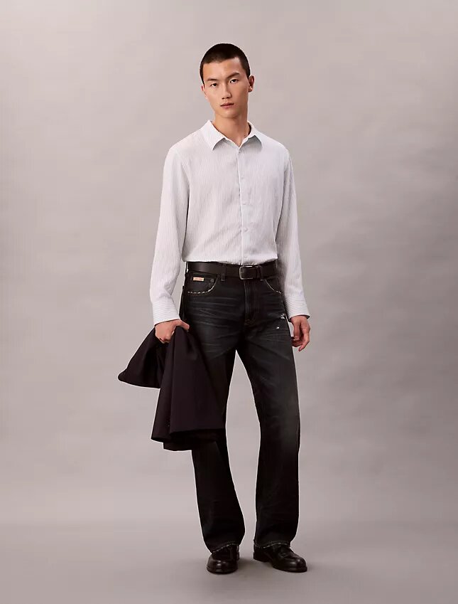 Camisa de botões com corte descontraído em mistura de viscose às riscas Camisa de botões com corte descontraído em mistura de viscose às riscas