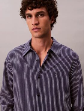 Camisa de botões com corte descontraído em mistura de viscose às riscas