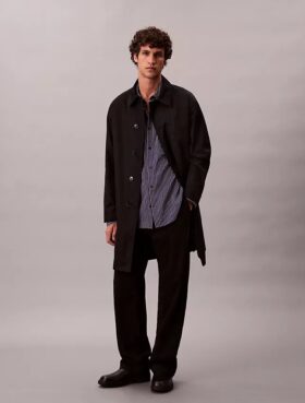 Camisa de botões com corte descontraído em mistura de viscose às riscas