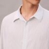 Camisa de botões com corte descontraído em mistura de viscose às riscas Camisa de botões com corte descontraído em mistura de viscose às riscas