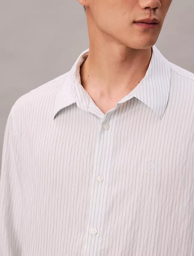 Camisa de botões com corte descontraído em mistura de viscose às riscas Camisa de botões com corte descontraído em mistura de viscose às riscas
