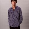 Camisa de botões com corte descontraído em mistura de viscose às riscas