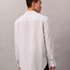 Camisa de botões com corte descontraído em mistura de viscose às riscas Camisa de botões com corte descontraído em mistura de viscose às riscas