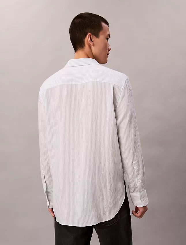 Camisa de botões com corte descontraído em mistura de viscose às riscas Camisa de botões com corte descontraído em mistura de viscose às riscas
