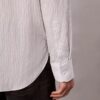 Camisa de botões com corte descontraído em mistura de viscose às riscas Camisa de botões com corte descontraído em mistura de viscose às riscas