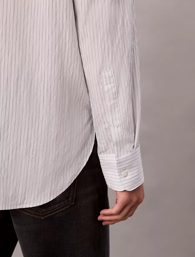 Camisa de botões com corte descontraído em mistura de viscose às riscas Camisa de botões com corte descontraído em mistura de viscose às riscas