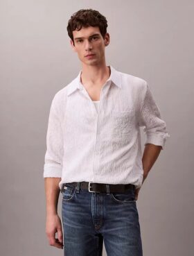 Camisa de botões com corte descontraído, em tecido frisado com riscas tingidas no fio