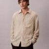 Camisa de botões com corte descontraído, em tecido frisado com riscas tingidas no fio Camisa de botões com corte descontraído, em tecido frisado com riscas tingidas no fio