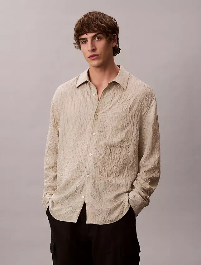 Camisa de botões com corte descontraído, em tecido frisado com riscas tingidas no fio Camisa de botões com corte descontraído, em tecido frisado com riscas tingidas no fio