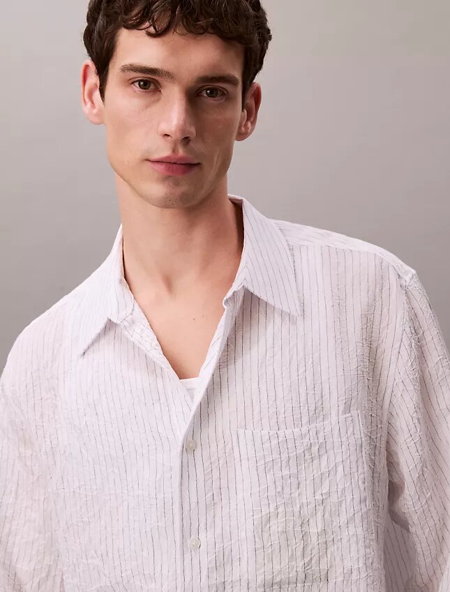 Camisa de botões com corte descontraído, em tecido frisado com riscas tingidas no fio Camisa de botões com corte descontraído, em tecido frisado com riscas tingidas no fio