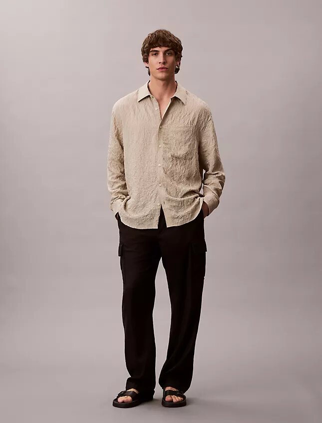 Camisa de botões com corte descontraído, em tecido frisado com riscas tingidas no fio Camisa de botões com corte descontraído, em tecido frisado com riscas tingidas no fio