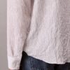 Camisa de botões com corte descontraído, em tecido frisado com riscas tingidas no fio Camisa de botões com corte descontraído, em tecido frisado com riscas tingidas no fio
