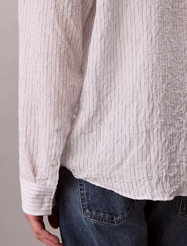Camisa de botões com corte descontraído, em tecido frisado com riscas tingidas no fio Camisa de botões com corte descontraído, em tecido frisado com riscas tingidas no fio
