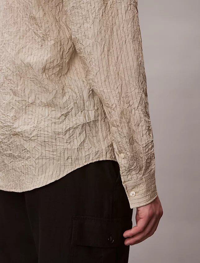 Camisa de botões com corte descontraído, em tecido frisado com riscas tingidas no fio Camisa de botões com corte descontraído, em tecido frisado com riscas tingidas no fio