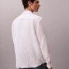 Camisa de botões com corte descontraído, em tecido frisado com riscas tingidas no fio Camisa de botões com corte descontraído, em tecido frisado com riscas tingidas no fio