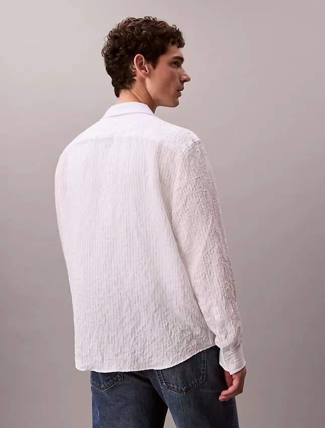 Camisa de botões com corte descontraído, em tecido frisado com riscas tingidas no fio Camisa de botões com corte descontraído, em tecido frisado com riscas tingidas no fio